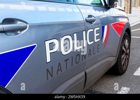 Nahaufnahme einer „Police Nationale“-Markierung in französischer Sprache auf der Seite eines französischen Polizeipatrouillenfahrzeugs Stockfoto