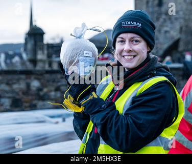 Edinburgh Castle, Edinburgh, Schottland, Vereinigtes Königreich, 29. Dezember 2022, Edinburgh Hogmanay-Vorbereitungen: Das Personal von Titan-Feuerwerk Lynn Wiseman bereitet nach einer Lücke von 3 Jahren seit der Pandemie den explosiven Aufbau für das traditionelle Neujahrsfeuerwerk vor. Kredit: Sally Anderson/Alamy Live News Stockfoto