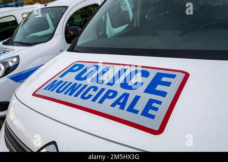 Nahaufnahme einer „Police municipale“-Markierung in französischer Sprache auf der Vorderseite eines lokalen Polizeiwagens in Frankreich Stockfoto