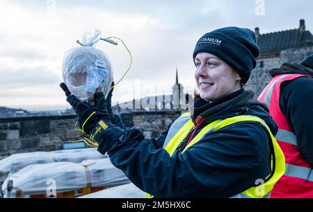 Edinburgh Castle, Edinburgh, Schottland, Vereinigtes Königreich, 29. Dezember 2022, Edinburgh Hogmanay-Vorbereitungen: Das Personal von Titan-Feuerwerk Lynn Wiseman bereitet nach einer Lücke von 3 Jahren seit der Pandemie den explosiven Aufbau für das traditionelle Neujahrsfeuerwerk vor. Kredit: Sally Anderson/Alamy Live News Stockfoto