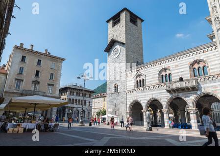 Como, Touristenstadt am Comer See, Platz del Duomo mit dem Palast und Turm des Broletto aus dem Jahr 1215. Historisches Zentrum Stockfoto