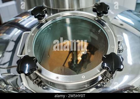Großer Winkel des Behälters mit gebrühtem Bier in der Werkstatt Stockfoto