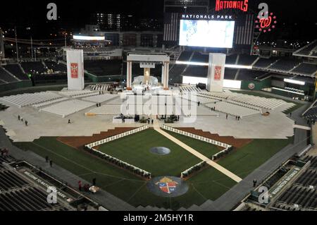 Washington, D.C. - 17. April 2008 -- am frühen Morgen breiter Blick auf den Nationals Park, wo Papst Benedict XVI. Am Donnerstag, den 17. April 2008, die Messe in Washington, D.C. feiert. Dies ist das erste nicht-Baseball-Event im Park, das im März 31 eröffnet wurde. Gutschrift: Ron Sachs / CNP. (EINSCHRÄNKUNG: KEINE New York oder New Jersey Zeitungen oder Zeitungen im Umkreis von 75 Meilen von New York City) Stockfoto