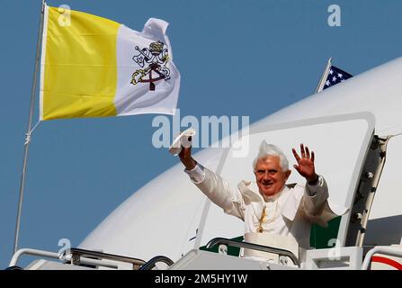 CAMP SPRINGS, MD - 15. APRIL: (AFP OUT) Papst Benedict XVI. Winkt nach der Ankunft am Luftwaffenstützpunkt Andrews am 15. April 2008 in Camp Springs, Maryland. Am Mittwoch besucht Papst Benedikt XVI das Weiße Haus, und am Donnerstag wird er im Baseballstadion der Nationals Messe halten. Kredit: Mark Wilson / Pool über CNP Stockfoto