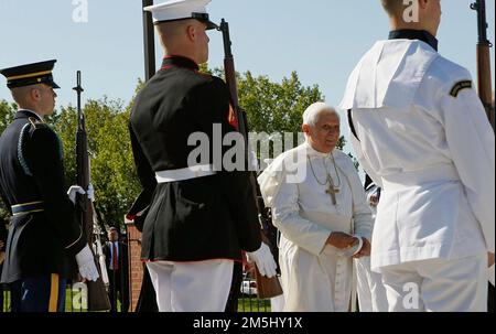 CAMP SPRINGS, MD - 15. APRIL: (AFP OUT) Papst Benedict XVI. Spaziert von einer Ehrenwache, bevor er den Luftwaffenstützpunkt Andrews verlässt, 15. April 2008 in Camp Springs, Maryland. Am Mittwoch besucht Papst Benedikt XVI das Weiße Haus, und am Donnerstag wird er im Baseballstadion der Nationals Messe halten. Kredit: Mark Wilson / Pool über CNP Stockfoto