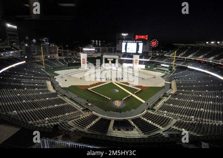 Washington, D.C. - 17. April 2008 -- am frühen Morgen breiter Blick auf den Nationals Park, wo Papst Benedict XVI. Am Donnerstag, den 17. April 2008, die Messe in Washington, D.C. feiert. Dies ist das erste nicht-Baseball-Event im Park, das im März 31 eröffnet wurde. Gutschrift: Ron Sachs / CNP. (EINSCHRÄNKUNG: KEINE New York oder New Jersey Zeitungen oder Zeitungen im Umkreis von 75 Meilen von New York City) Stockfoto