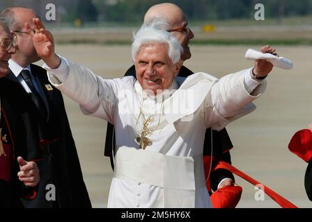 CAMP SPRINGS, MD - 15. APRIL: (AFP OUT) Papst Benedict XVI reagiert auf die jubelnde Menge bei seiner Ankunft am Luftwaffenstützpunkt Andrews am 15. April 2008 in Camp Springs, Maryland. Am Mittwoch besucht Papst Benedikt XVI das Weiße Haus, und am Donnerstag wird er im Baseballstadion der Nationals Messe halten. Kredit: Mark Wilson / Pool über CNP Stockfoto