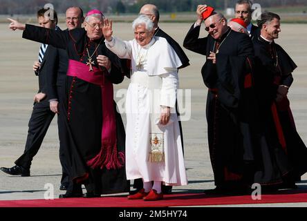 CAMP SPRINGS, MD - 15. APRIL: (AFP OUT) Papst Benedict XVI. Winkt nach der Ankunft am Luftwaffenstützpunkt Andrews am 15. April 2008 in Camp Springs, Maryland. Am Mittwoch besucht Papst Benedikt XVI das Weiße Haus, und am Donnerstag wird er im Baseballstadion der Nationals Messe halten. Kredit: Mark Wilson / Pool über CNP Stockfoto