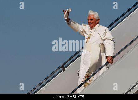 CAMP SPRINGS, MD - 15. APRIL: (AFP OUT) Papst Benedict XVI. Winkt nach der Ankunft am Luftwaffenstützpunkt Andrews am 15. April 2008 in Camp Springs, Maryland. Am Mittwoch besucht Papst Benedikt XVI das Weiße Haus, und am Donnerstag wird er im Baseballstadion der Nationals Messe halten. Kredit: Mark Wilson / Pool über CNP Stockfoto