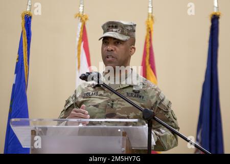 Generalleutnant Ronald P. Clark, kommandierender General, USA Army Central, hält die Grundsatzrede während der 3. Medical Command (Deployment Support) (Forward) Change of Command and Responsibility Ceremony in Camp Arifjan, Kuwait, 18. März 2022. Oberst Kathleen A. Clary übernahm das Kommando von Oberst Neil T. Roeder und Kommandosgt. Major Robert Stirling übernahm die Verantwortung von Kommandosgt. Major Paul L. Fulmer. Stockfoto