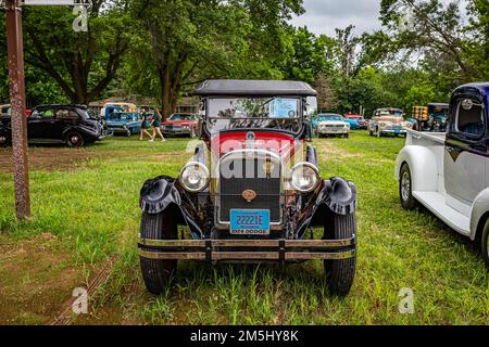 Iola, WI - 07. Juli 2022: Aus der Perspektive, Vorderansicht eines Dodge Brothers Roadsters aus dem Jahr 1924 auf einer lokalen Automesse. Stockfoto