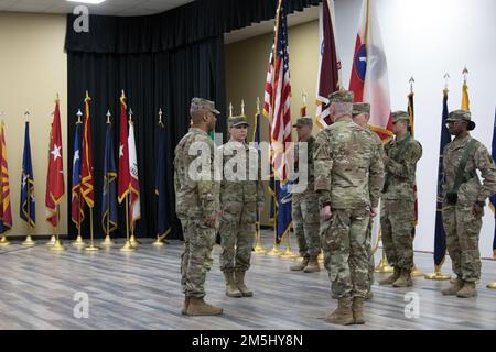 Generalleutnant Ronald P. Clark, kommandierender General, USA Army Central, bereitet sich auf die Übertragung des Kommandos und der Verantwortung des 3. Medizinischen Kommandos (Einsatzunterstützung) (vorwärts) von Oberst Neil T. Roeder und Kommandosgt. Major Paul L. Fulmer vor, Oberst Kathleen A. Clary und Kommandosgt. Major Robert Stirling während einer Zeremonie zum Kommandowechsel und Verantwortungswechsel in Camp Arifjan, Kuwait, 18. März 2022. Stockfoto