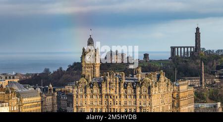 Edinburgh, Schottland, Vereinigtes Königreich, 29. Dezember 2022. UK Weather: Ein Regenbogen erscheint über dem Uhrenturm des Balmoral Hotels im Stadtzentrum an einem Tag mit intermittierenden Duschen und Sonnenschein. Kredit: Sally Anderson/Alamy Live News Stockfoto