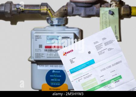 Rechnung von Eneco, belgischer Erzeuger und Lieferant von Erdgas und Elektrizität, vor dem intelligenten Fluvius-Zähler/Gaszähler in Belgien Stockfoto