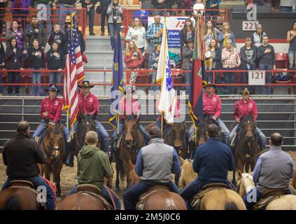 Der befehlshabende General des Mounted Color Guard der 1. Infanteriedivision postet die Farben während einer Veranstaltung in Salina, KS am 18. März 2022. Der befehlshabende Generalsfarbene hat die Farben auf Equifest während der Nationalhymne gepostet. Stockfoto