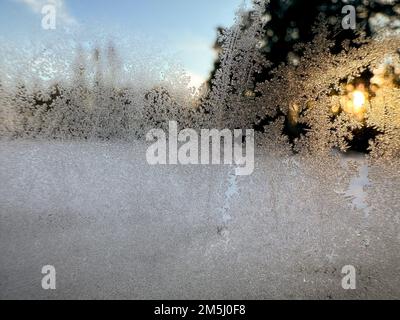 Gefrorenes Eis an der Wand (Muster). Nahaufnahme. Gefrorenes Eis an der Wand (Muster) Stockfoto