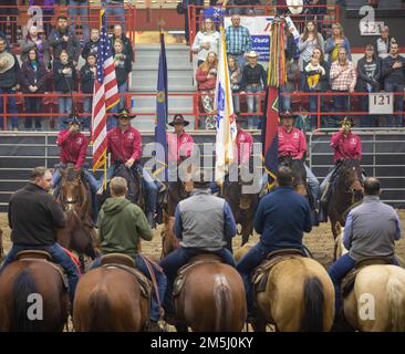 Der befehlshabende General des Mounted Color Guard der 1. Infanteriedivision postet die Farben während einer Veranstaltung in Salina, KS am 18. März 2022. Der befehlshabende Generalsfarbene hat die Farben auf Equifest während der Nationalhymne gepostet. Stockfoto