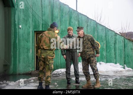 Oberst Eirik Stueland begrüßt die USA Marine Corps LT. General William Jurney während der Übung Cold Response 2022, Bardufoss Air Station, Norwegen, 18. März 2022. Stueland ist der befehlshabende Offizier des Hubschrauberflügels und Jurney ist der befehlshabende General der II Marine Expeditionary Force. Übung Cold Response ’22 ist eine alle zwei Jahre stattfindende Übung in ganz Norwegen, an der sich jeder seiner Militärdienste sowie 26 weitere alliierte Nationen und regionale Partner der Nordatlantikvertrags-Organisation beteiligen. Stockfoto