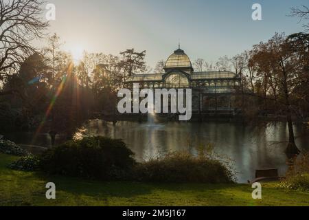 Der Glaspalast befindet sich im El Retiro Park, der zum UNESCO-Weltkulturerbe gehört. Es wurde ursprünglich 1887 als Gewächshaus erbaut, um Flora und Fauna zu präsentieren Stockfoto