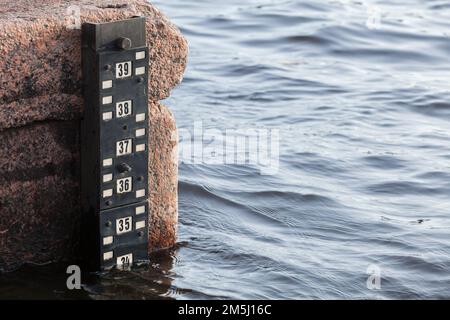 Gezeitenanzeige auf Granitufer, Fluss Neva, Sankt Petersburg, Russland Stockfoto