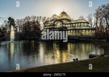 Der Glaspalast befindet sich im El Retiro Park, der zum UNESCO-Weltkulturerbe gehört. Es wurde ursprünglich 1887 als Gewächshaus erbaut, um Flora und Fauna zu präsentieren Stockfoto