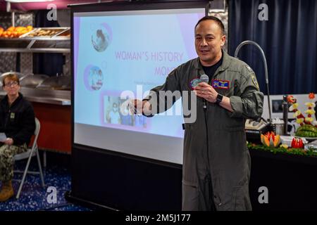 220318-N-SI601-1043 YOKOSUKA, Japan (18. März 2022) Captain Fred Goldhammer, Befehlshaber der USA Der einzige nach vorn eingesetzte Flugzeugträger der Navy USS Ronald Reagan (CVN 76) spricht während einer Feier des Women's History Month auf den hinteren Tankstellen. Bei der diesjährigen Veranstaltung wurden die Leistungen von Frauen in der Geschichte und in der heutigen Welt hervorgehoben und das Thema „Frauen für Heilung und Hoffnung“ thematisiert. Ronald Reagan, das Flaggschiff der Carrier Strike Group 5, stellt eine kampfbereite Truppe bereit, die die Vereinigten Staaten schützt und verteidigt und Bündnisse, Partnerschaften und Col unterstützt Stockfoto