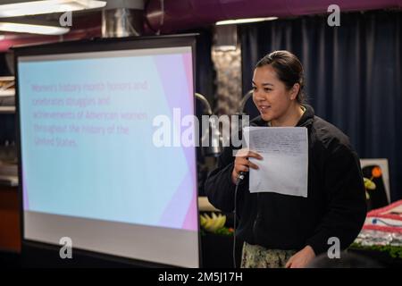 220318-N-SI601-1048 YOKOSUKA, Japan (18. März 2022) Hospital Corpsman 2. Klasse Hannah Proulx aus Tomah, Wisconsin, spricht während einer Feier des Women's History Month auf den achtern Krankendecks der USA Der einzige vorwärtsgesetzte Flugzeugträger der Navy USS Ronald Reagan (CVN 76). Bei der diesjährigen Veranstaltung wurden die Leistungen von Frauen in der Geschichte und in der heutigen Welt hervorgehoben und das Thema „Frauen für Heilung und Hoffnung“ thematisiert. Ronald Reagan, das Flaggschiff der Carrier Strike Group 5, stellt eine kampfbereite Truppe bereit, die die Vereinigten Staaten schützt und verteidigt und die Allianz unterstützt Stockfoto