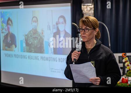 220318-N-SI601-1060 YOKOSUKA, Japan (18. März 2022) Capt. Carolyn Rice, kommandierender Offizier der USA Das Naval Hospital Yokosuka aus Valley Forge, Pennsylvania, spricht während eines Women's History Month auf den Achterdecks der USA Der einzige vorwärtsgesetzte Flugzeugträger der Navy USS Ronald Reagan (CVN 76). Bei der diesjährigen Veranstaltung wurden die Leistungen von Frauen in der Geschichte und in der heutigen Welt hervorgehoben und das Thema „Frauen für Heilung und Hoffnung“ thematisiert. Ronald Reagan, das Flaggschiff der Carrier Strike Group 5, stellt eine kampfbereite Truppe bereit, die t schützt und verteidigt Stockfoto