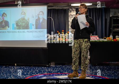 220318-N-SI601-1062 YOKOSUKA, Japan (18. März 2022) Capt. Carolyn Rice, kommandierender Offizier der USA Das Naval Hospital Yokosuka aus Valley Forge, Pennsylvania, spricht während eines Women's History Month auf den Achterdecks der USA Der einzige vorwärtsgesetzte Flugzeugträger der Navy USS Ronald Reagan (CVN 76). Bei der diesjährigen Veranstaltung wurden die Leistungen von Frauen in der Geschichte und in der heutigen Welt hervorgehoben und das Thema „Frauen für Heilung und Hoffnung“ thematisiert. Ronald Reagan, das Flaggschiff der Carrier Strike Group 5, stellt eine kampfbereite Truppe bereit, die t schützt und verteidigt Stockfoto