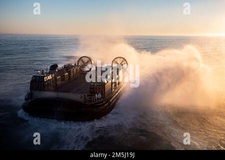 EIN US-AMERIKANISCHER Navy-Landungsschiff, Luftkissen mit Assault Craft Unit 4, verlässt Amphibienschiff USS Kearsarge (LHD 3), um Marines mit der Marine Expeditionary Unit 22. zu transportieren, 18. März 2022. Die MEU von 22. dient in Zusammenarbeit mit der Kearsarge Amphibious Ready Group als seegestützte, schnelle Krisenreaktionstruppe, die amphibische Missionen über das gesamte Spektrum militärischer Operationen durchführen kann. Stockfoto