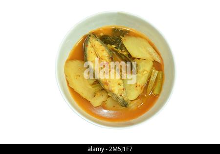 Scharfer gekochter Schlangenkopf-Fisch und gemischtes Gemüse in scharfer Suppe auf der Schüssel Stockfoto