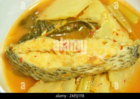 Scharfer gekochter Schlangenkopf-Fisch und gemischtes Gemüse in scharfer Suppe auf der Schüssel Stockfoto