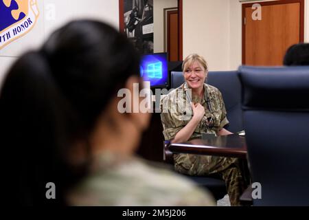 Königliche Oberbefehlshaber der Luftwaffe Sara Catterall, Oberbefehlshaber des NATO-Hauptquartiers des Alliierten Luftwaffenkommandos, posiert für ein Foto während der Teezeit des diversity and Inclusion council auf dem Luftwaffenstützpunkt Aviano, Italien, 18. März 2022. Während der Teezeit sprach Catterall mit Airmen über ihre Führungserfahrungen als Frau im militärischen Umfeld. Stockfoto