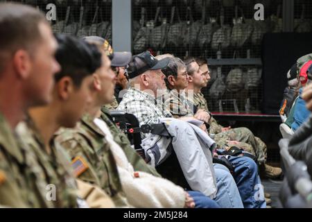 Veteranen und Soldaten des 2. Bataillons, des 77. Artillerie-Regiments, des 2. Stryker-Brigade-Kampfteams, der 4. Infanterie-Division nehmen an einer Gedenkfeier in Fort Carson, Colorado, am 18. März 2022 Teil. Bei der Zeremonie wurden die 36 Toten geehrt, die 2. Milliarden Dollar, 77. Field Artillery Reg. Und 2. Bataillon, 12. Infanterieregiment während der Schlacht von Suoi Tre in Vietnam, 21. März 1967. USA Militärfoto von Major Jason Elmore. Stockfoto