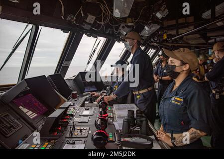 220318-N-HD110-1073 MANTA, Ecuador - (18. März 2022) -- Matrosen stehen im Pilotenhaus auf See Wache und Anker an Bord des Kampfschiffs USS Milwaukee (LCS 5), das in Manta, Ecuador, ankommt, 18. März 2022. Milwaukee wird in das US-Flottengebiet 4. entsandt, um die Mission der Joint Interagency Task Force South zu unterstützen, zu der auch Missionen zur Bekämpfung des illegalen Drogenhandels in der Karibik und im östlichen Pazifik gehören. Stockfoto