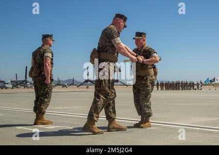 USA Oberstleutnant Wilbur S. Oles, kommandierender Offizier der Marine Medium Tiltrotor Squadron (VMM) 163, Marine Aircraft Group 16, 3. Marine Aircraft Wing, überreicht das unkommissionierte Offiziersschwert Sergeant Major Andres Swisher, eintretender Sergeant Major der VMM-163, Während einer Hilfs- und Ernennungszeremonie auf der Marine Corps Air Station Miramar, Kalifornien, 18. März 2022. Die Entlastungs- und Ernennungszeremonie ist eine altehrwürdige Tradition, die formell die Übertragung der Verantwortung bedeutet und die volle Verantwortlichkeit und Autorität von einer Person auf die andere beinhaltet. Stockfoto