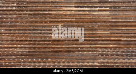 Verwitterte Holzwand aus vielen schmalen horizontalen Braunplatten Stockfoto