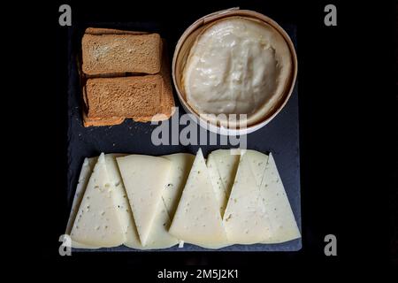 Halb geräucherter Käse und Streichkäse mit Toast. Stockfoto