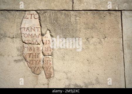 Ein Bruchstück einer alten griechischen Inschrift in Marmor geschnitzt. Stockfoto