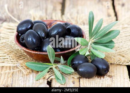 Schwarze Oliven in einer Schüssel Stockfoto