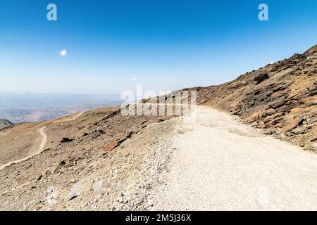 Ein Pfad zum Pico Veleta in der Sierra Nevada in Andalusien, Spanien Stockfoto