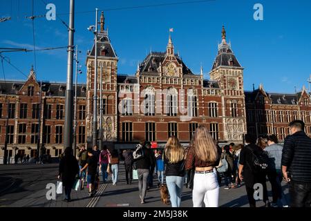 Niederlande, Amsterdam, Sommer 2021. Darstellung des Tourismus und des Alltags in Amsterdam, Niederlande, während der Sommerferien. Foto von M Stockfoto