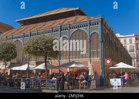 Leute essen Tapas außerhalb des Central Mercado de Atarazanas, Malaga, Spanien, Europa Stockfoto