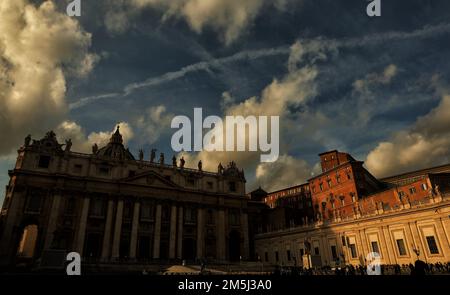 29. Dezember 2022 - Sonnenuntergang auf der St. Peter's Square wartet auf die letzten Nachrichten über die Gesundheit von Papst Emeritus, Joseph Ratzinger Papst Benedikt XVI Der Pressesaal des Heiligen Stuhls sagt heute, dass Papst Emeritus klar und wachsam ist, ausgeruht in der Nacht gedacht hat, aber in meinem ernsten, aber stabilen Zustand bleibt. Vatikanstadt. © EvandroInetti via ZUMA Wire (Kredit: © Evandro Inetti/ZUMA Press Wire) Stockfoto