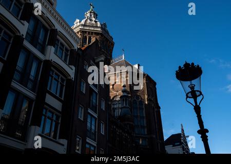 Niederlande, Amsterdam, Sommer 2021. Darstellung des Tourismus und des Alltags in Amsterdam, Niederlande, während der Sommerferien. Foto von M Stockfoto