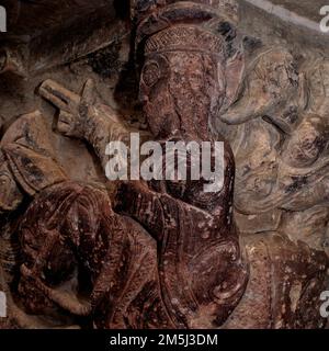 Jesus reitet auf einem Esel auf seinem siegreichen Einzug nach Jerusalem am Palmensonntag. Nähere Details der romanischen Steinhauptstadt, die um 1190 n. Chr. im Kreuzgang eines königlichen Klosters, dem Monasterio de San Juan de la Peña, in Aragon, Spanien, erbaut wurde. Jesus wird mit riesigen Augen dargestellt, ebenso viele menschliche Figuren, die auf den Kapitellen des Klosters gemeißelt sind; dies ist typisch für den Bildhauer, der als Meister von San Juan de la Peña oder Meister von Agüero bekannt ist. Stockfoto