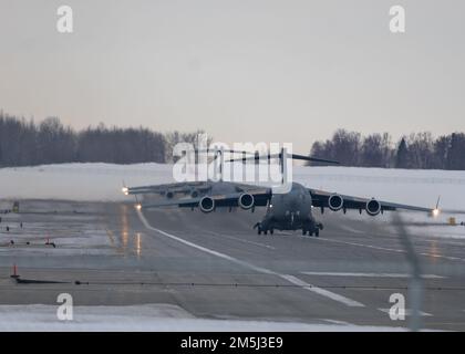 Drei C-17-Globemaster Il, die der Joint Base Lewis-McChord, Washington, zugeteilt sind, starten während der Übung Rainer war 22A auf der Joint Base Elmendorf-Richardson, Alaska, am 18. März 2022 von einer Landebahn. Die Übung soll die Fähigkeit des Flügels demonstrieren, zu operieren und zu überleben, während gleichzeitig Herausforderungen für den militärischen Vorteil der USA in allen Betriebsbereichen – Luft, Land, See und Cyberspace – überwunden werden. Stockfoto