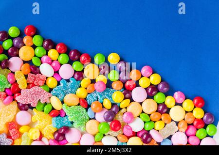 Eine gemischte Mischung aus verschiedenen bunten Süßigkeiten und Gelees Stockfoto
