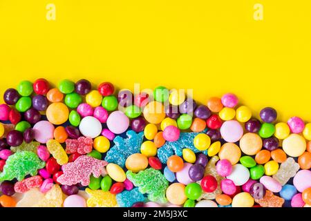 Eine gemischte Mischung aus verschiedenen bunten Süßigkeiten und Gelees Stockfoto