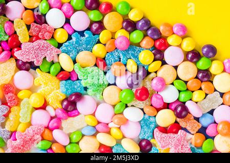 Eine gemischte Mischung aus verschiedenen bunten Süßigkeiten und Gelees Stockfoto